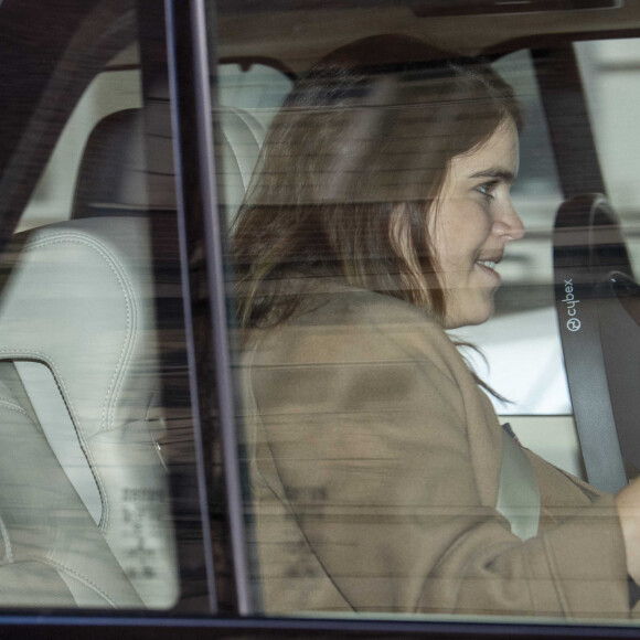 La princesse Eugénie d'York et son mari Jack Brooksbank avec leur fils quittent l'hôpital de Portland, Royaume Uni, le 12 février 2021.