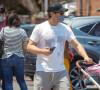 Exclusif - Matthew Morrison fait des courses avec sa femme enceinte, Renee Puente et leur fils Revel James Makai à Los Angeles. Le 18 juin 2021.