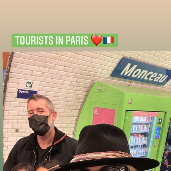 Laeticia Hallyday en famille à Paris. Instagram.