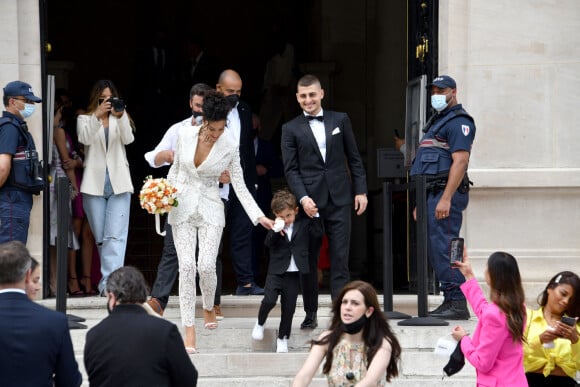 Mariage du footballeur italien et joueur du Paris Saint-Germain (PSG), Marco Verratti et du top-model et bookeuse de l'émission "Les Marseilllais à Dubaï" Jessica Aïdi à mairie de Neuilly-sur-Seine, France, le 15 juillet 2021.