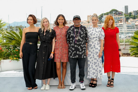 Maggie Gyllenhaal (habillée en Celine), Jessica Hausner, Mati Diop, Spike Lee (Président du jury), Mélanie Laurent, Mylène Farmer au photocall du jury officiel du 74ème festival international du film de Cannes le 6 juillet 2021 © Jacovides / Moreau / Bestimage 