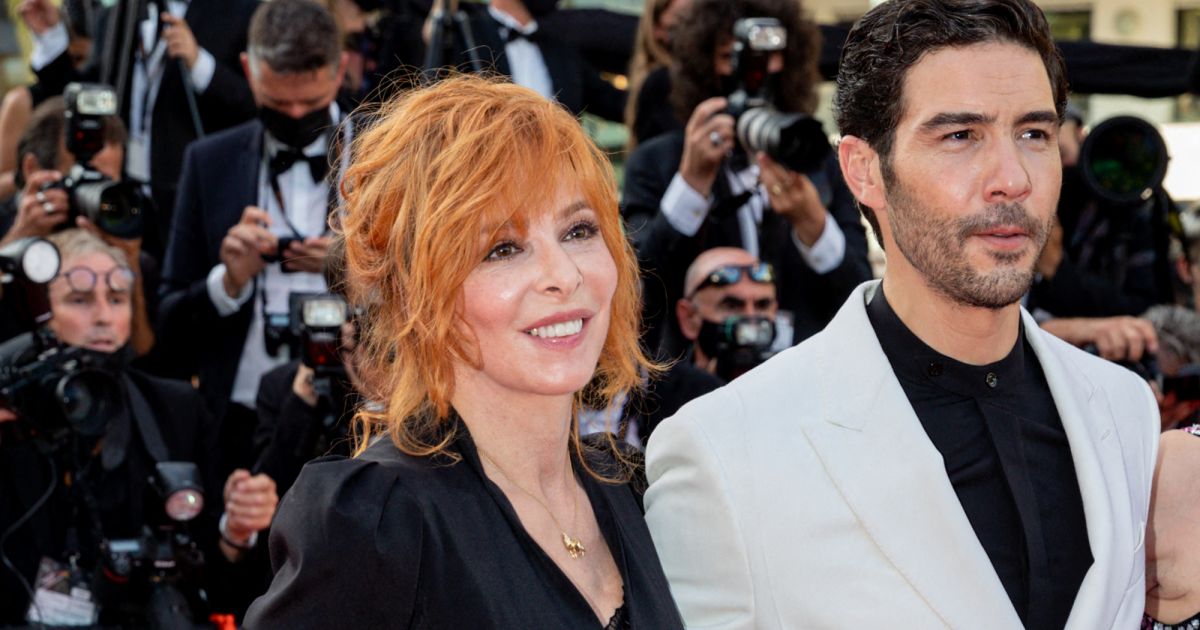 PHOTOS - Mylène Farmer, Tahar Rahim - Montée des marches du film  OSS 117 : Alerte rouge en Afrique Noire  lors du 74ème Festival International du Film de Cannes. Le 17