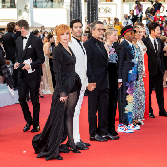 Mylène Farmer, Tahar Rahim, Kleber Mendonça Filho, Mélanie Laurent, Spike Lee, Mati Diop, Jessica Hausner, Maggie Gyllenhaal et Song Kang-Ho - Montée des marches du film " OSS 117 : Alerte rouge en Afrique Noire " lors du 74ème Festival International du Film de Cannes. Le 17 juillet 2021 © Borde-Jacovides-Moreau / Bestimage 