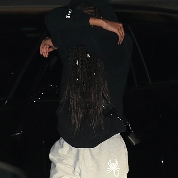 Willow Smith et son compagnon Tyler Cole se cachent des photographes à la sortie du restaurant Nobu à Malibu, le 22 février 2021.