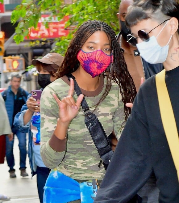 Willow Smith salue les photographes avant d'aller déjeuner dans un restaurant à New York pendant l'épidémie de coronavirus (Covid-19), le 24 octobre 2020