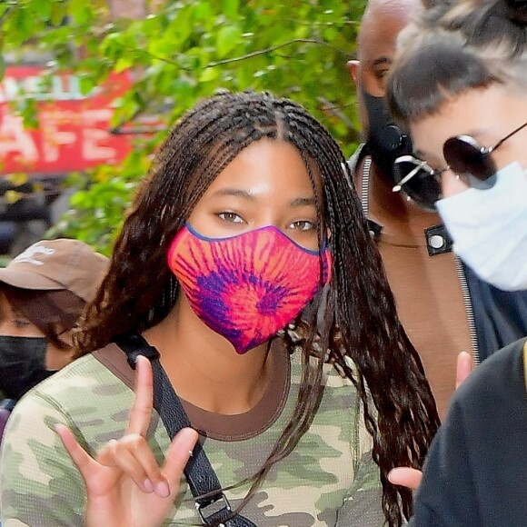 Willow Smith salue les photographes avant d'aller déjeuner dans un restaurant à New York pendant l'épidémie de coronavirus (Covid-19), le 24 octobre 2020
