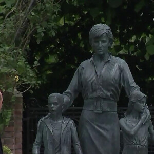 Le prince William, duc de Cambridge, et son frère Le prince Harry, duc de Sussex, se retrouvent à l'inauguration de la statue de leur mère, la princesse Diana dans les jardins de Kensington Palace à Londres le 1er juillet 2021.