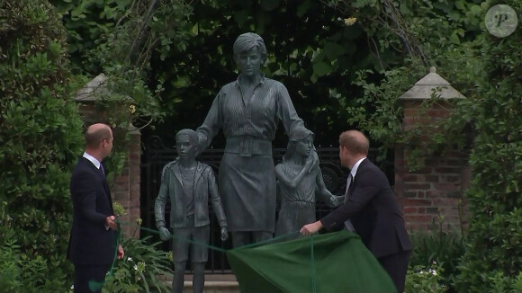 Le prince William, duc de Cambridge, et son frère Le prince Harry, duc de Sussex, se retrouvent à l'inauguration de la statue de leur mère, la princesse Diana dans les jardins de Kensington Palace à Londres le 1er juillet 2021.