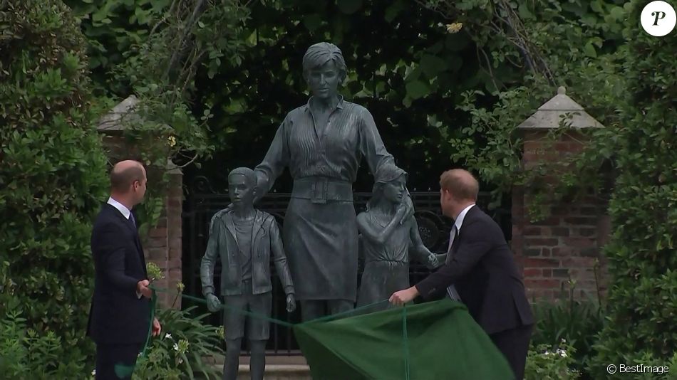 Le prince William, duc de Cambridge, et son frère Le prince Harry, duc de Sussex, se retrouvent à l'inauguration de la statue de leur mère, la princesse Diana dans les jardins de Kensington Palace à Londres le 1er juillet 2021.