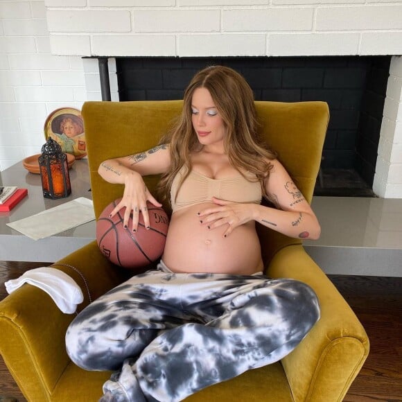 La chanteuse américaine Halsey, enceinte de son premier enfant, sur Instagram en avril 2021.