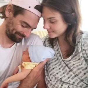 Camille Lacourt et sa compagne Alice Detollenaere présentent leur fils Marcus. Juin 2021