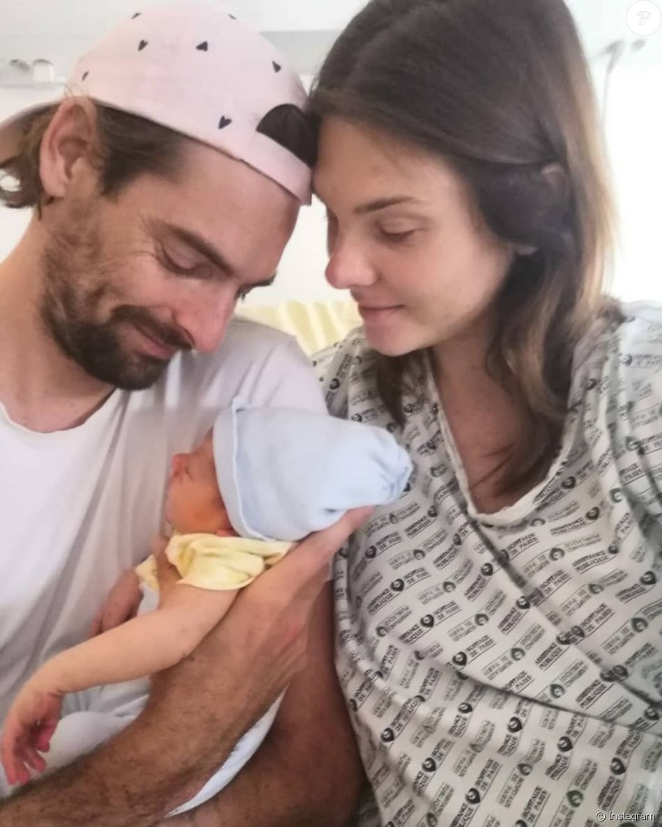 Camille Lacourt et sa compagne Alice Detollenaere présentent leur fils Marcus. Juin 2021