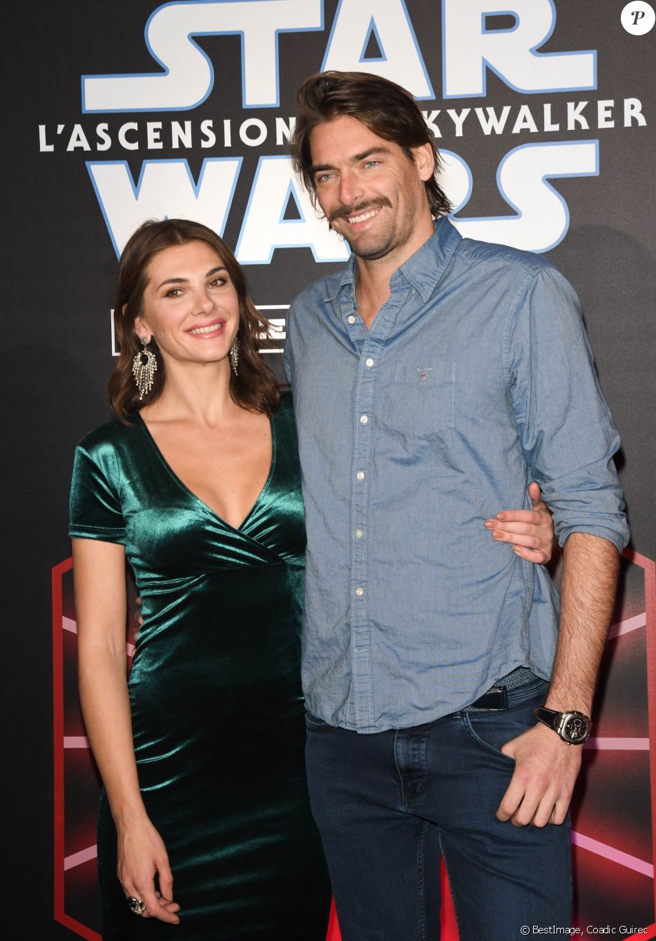 Camille Lacourt et sa compagne Alice Detollenaere à l'avant-première du film "Star Wars : L'ascension de Skywalker" au cinéma Le Grand Rex à Paris, le 17 décembre 2019.
