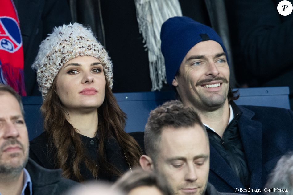 Camille Lacourt et sa compagne Alice Detollenaere (Miss Bourgogne 2010) dans les tribunes lors du match de championnat de Ligue 1 Conforama opposant le Paris Saint-Germain (PSG) aux Girondins de Bordeaux au Parc des Princes à Paris, France, le 23 février 2020. © Cyril Moreau/Bestimage