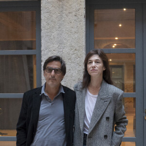 Yvan Attal et sa compagne Charlotte Gainsbourg lors d'une rencontre presse à Lyon, France, le 30 septembre 2019. © Sandrine Thesillat/Panoramic/Bestimage