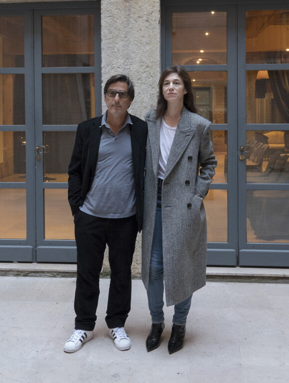 Yvan Attal et sa compagne Charlotte Gainsbourg lors d'une rencontre presse à Lyon, France, le 30 septembre 2019. © Sandrine Thesillat/Panoramic/Bestimage
