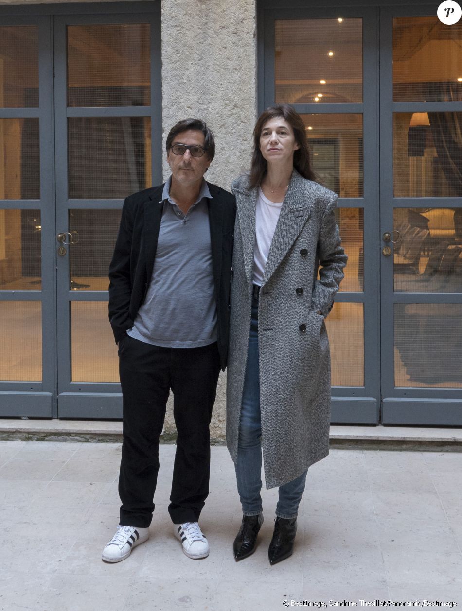 Yvan Attal et sa compagne Charlotte Gainsbourg lors d'une rencontre presse à Lyon, France, le 30 septembre 2019. © Sandrine Thesillat/Panoramic/Bestimage