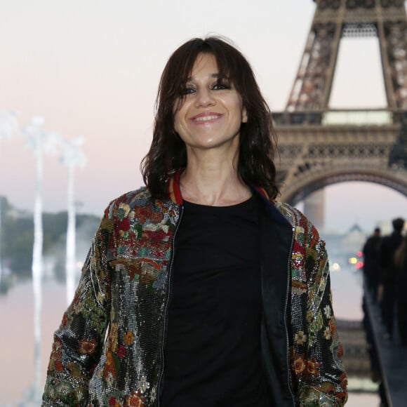 Charlotte Gainsbourg au défilé de mode "Saint-Laurent" PAP printemps-été 2019 au Trocadero devant la Tour Eiffel à Paris le 25 septembre 2018 © Denis Guignebourg/Bestimage