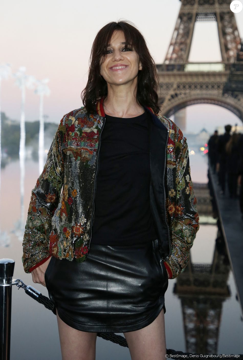 Charlotte Gainsbourg au défilé de mode "Saint-Laurent" PAP printemps-été 2019 au Trocadero devant la Tour Eiffel à Paris le 25 septembre 2018 © Denis Guignebourg/Bestimage