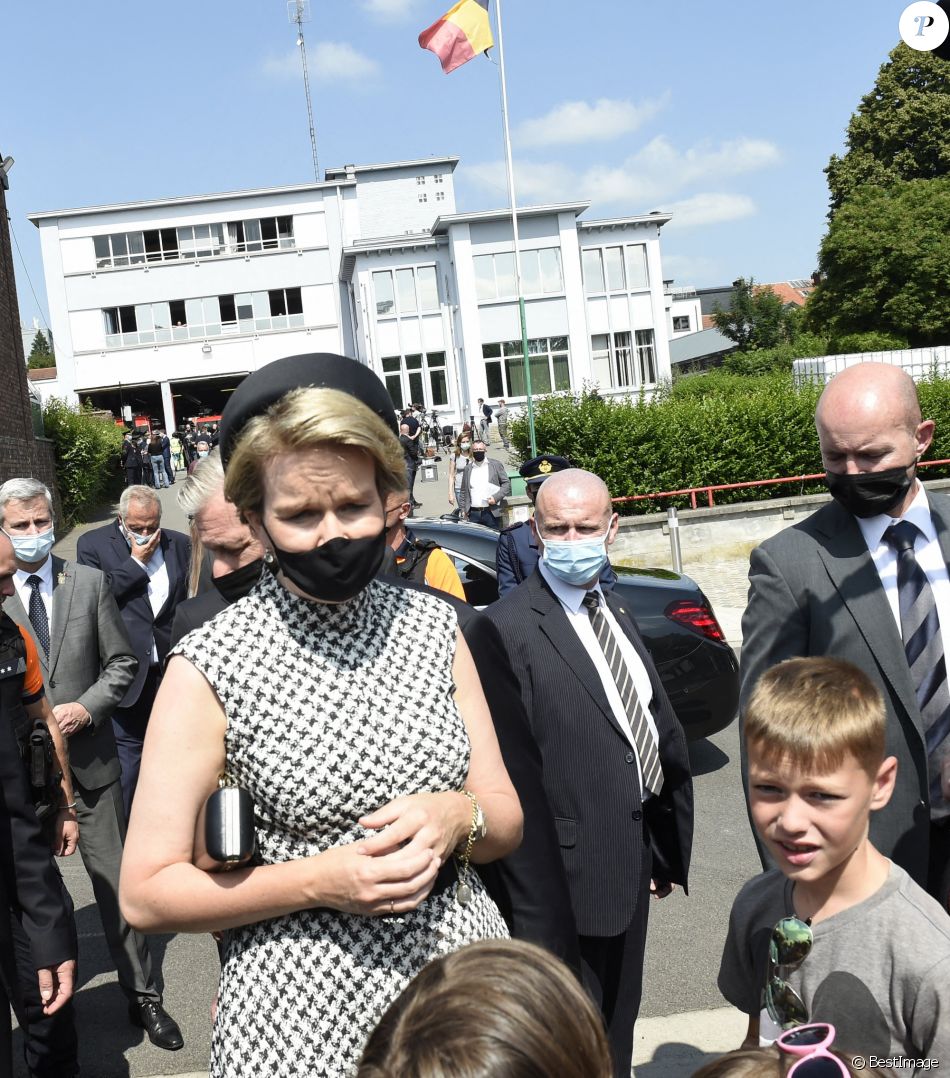 Le roi Philippe et la reine Mathilde de Belgique rendent hommage aux victimes des inondations à Verviers, le 20 juillet 2021, lors de la journée de de deuil national en Belgique.