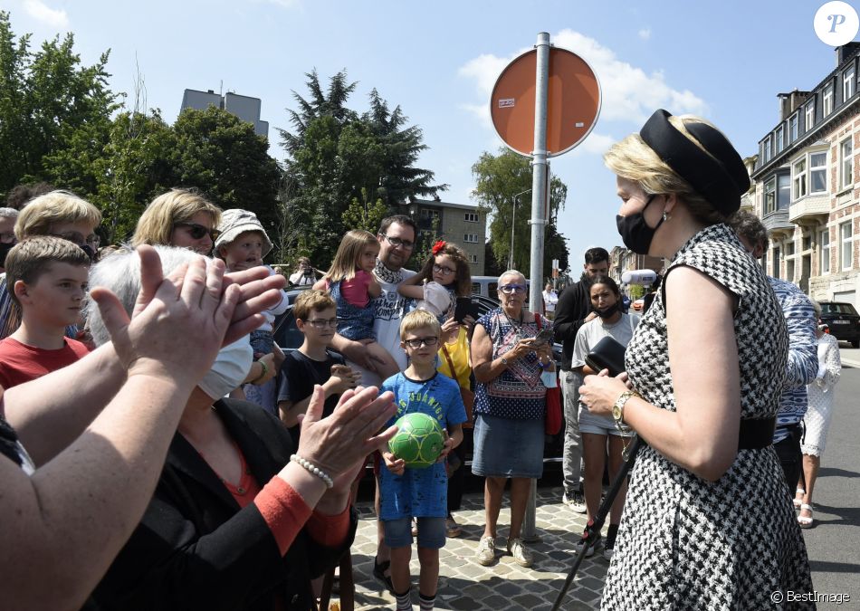 Le roi Philippe et la reine Mathilde de Belgique rendent hommage aux victimes des inondations à Verviers, le 20 juillet 2021, lors de la journée de de deuil national en Belgique.