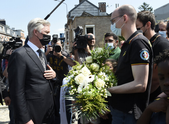 Le roi Philippe rend hommage aux victimes des inondations à Verviers, le 20 juillet 2021, lors de la journée de de deuil national en Belgique.