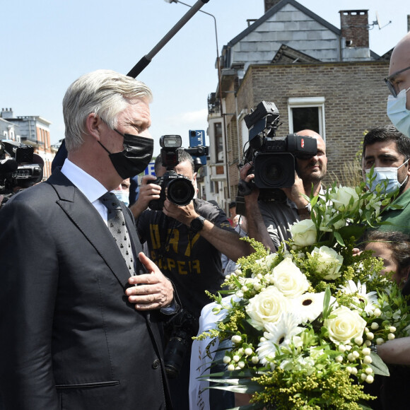 Le roi Philippe rend hommage aux victimes des inondations à Verviers, le 20 juillet 2021, lors de la journée de de deuil national en Belgique.
