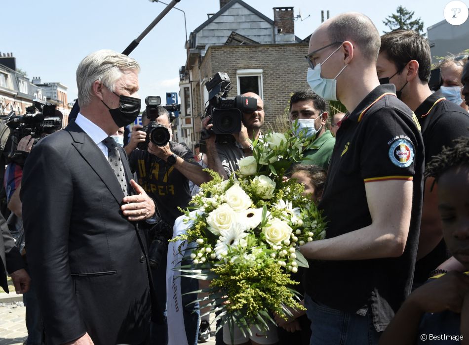 Le roi Philippe rend hommage aux victimes des inondations à Verviers, le 20 juillet 2021, lors de la journée de de deuil national en Belgique.