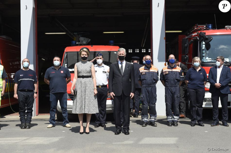 Le roi Philippe et la reine Mathilde de Belgique rendent hommage aux victimes des inondations à Verviers, le 20 juillet 2021, lors de la journée de de deuil national en Belgique.