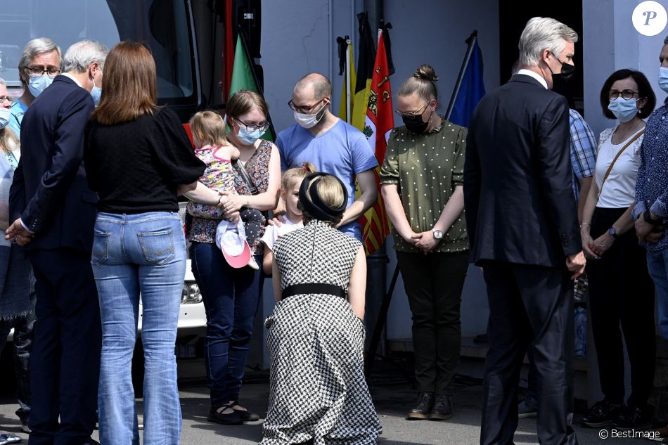 Le roi Philippe et la reine Mathilde de Belgique rendent hommage aux victimes des inondations à Verviers, le 20 juillet 2021, lors de la journée de de deuil national en Belgique.
