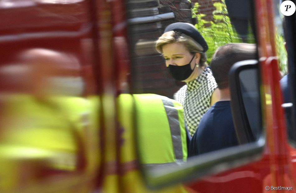 La reine Mathilde de Belgique rend hommage aux victimes des inondations à Verviers, le 20 juillet 2021, lors de la journée de de deuil national en Belgique.