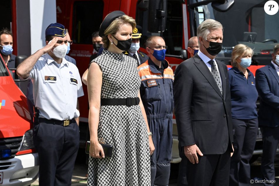 Le roi Philippe et la reine Mathilde de Belgique rendent hommage aux victimes des inondations à Verviers, le 20 juillet 2021, lors de la journée de de deuil national en Belgique.