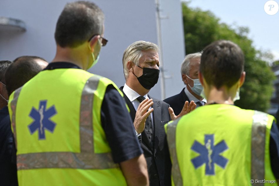 Le roi Philippe rend hommage aux victimes des inondations à Verviers, le 20 juillet 2021, lors de la journée de de deuil national en Belgique.