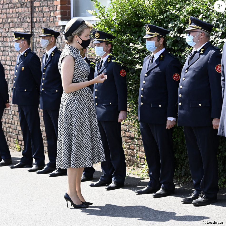 La reine Mathilde de Belgique rend hommage aux victimes des inondations à Verviers, le 20 juillet 2021, lors de la journée de de deuil national en Belgique.