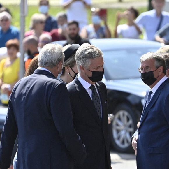 Le roi Philippe et la reine Mathilde de Belgique rendent hommage aux victimes des inondations à Verviers, le 20 juillet 2021, lors de la journée de de deuil national en Belgique.