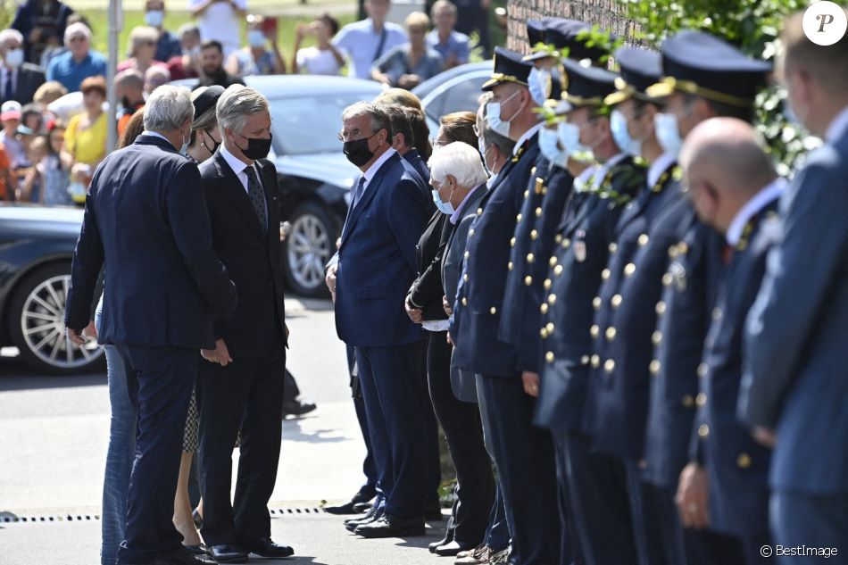 Le roi Philippe et la reine Mathilde de Belgique rendent hommage aux victimes des inondations à Verviers, le 20 juillet 2021, lors de la journée de de deuil national en Belgique.