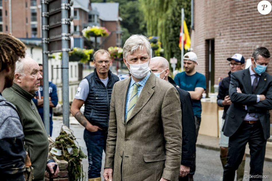 Le roi Philippe constate les dégâts à Pepinster, après les inondations de ces derniers jours. Le 16 juillet 2021.