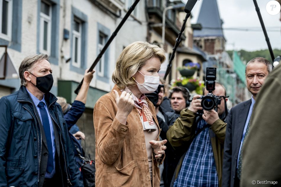 Le roi Philippe et la reine Mathilde de Belgique constatent les dégâts à Pepinster, après les inondations de ces derniers jours. Le 16 juillet 2021.