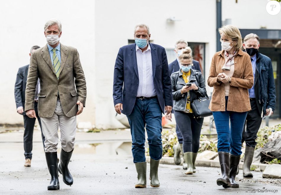 Le roi Philippe et la reine Mathilde de Belgique constatent les dégâts à Pepinster, après les inondations de ces derniers jours. Le 16 juillet 2021.