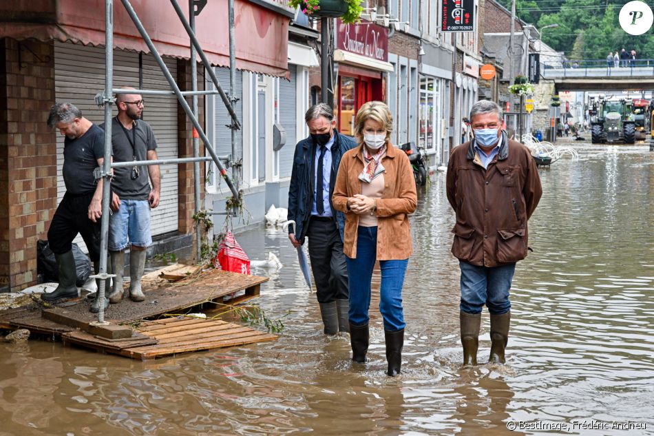 Le roi Philippe et la reine Mathilde visitent la ville de Pepinster fortement touchée par les intempéries et les inondations, Belgique le 16 juillet 2021. Les souverains rencontrent les habitants sinistrés de la ville et constatent sur place les dégâts causés aux maisons. © Frédéric Andrieu/Bestimage