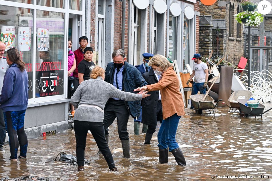 Le roi Philippe et la reine Mathilde visitent la ville de Pepinster fortement touchée par les intempéries et les inondations, Belgique le 16 juillet 2021. Les souverains rencontrent les habitants sinistrés de la ville et constatent sur place les dégâts causés aux maisons. © Frédéric Andrieu/Bestimage