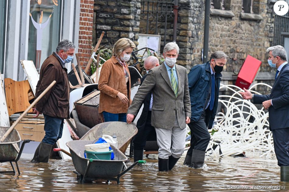 Le roi Philippe et la reine Mathilde visitent la ville de Pepinster fortement touchée par les intempéries et les inondations, Belgique le 16 juillet 2021. Les souverains rencontrent les habitants sinistrés de la ville et constatent sur place les dégâts causés aux maisons. © Frédéric Andrieu/Bestimage