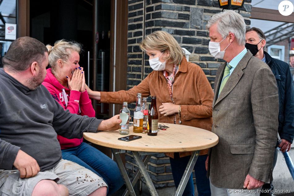 Le roi Philippe et la reine Mathilde visitent la ville de Pepinster fortement touchée par les intempéries et les inondations, Belgique le 16 juillet 2021. Les souverains rencontrent les habitants sinistrés de la ville et constatent sur place les dégâts causés aux maisons. © Frédéric Andrieu/Bestimage