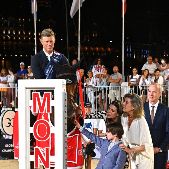 La princesse Caroline de Hanovre avec sa fille, Charlotte Casiraghi, et son petit-fils Raphaël Elmaleh, 7 ans (qui fait sa première participation officielle à une manifestation monégasque), en compagnie de Diane Fissore (présidente de la Fédération Equestre Monégasque et organisatrice du Jumping), de Jan Tops (ancien cavalier international, créateur du Longines Global Champions Tour) et Matthias Breschan (PDG de Longines), ont remis le prix du Prince Souverain lors de la dernière journée de la 15ème édition du Longines Global Champions Tour Jumping International de Monaco, qui a lieu sur le port Hercule à Monaco. Monaco, le 3 juillet 2021. © Bruno Bébert/Bestimage