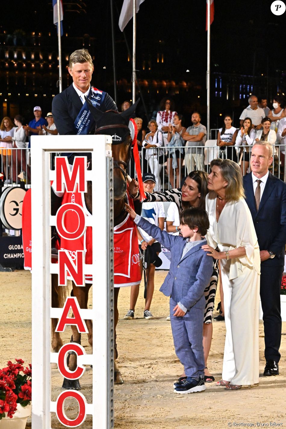 La princesse Caroline de Hanovre avec sa fille, Charlotte Casiraghi, et son petit-fils Raphaël Elmaleh, 7 ans (qui fait sa première participation officielle à une manifestation monégasque), en compagnie de Diane Fissore (présidente de la Fédération Equestre Monégasque et organisatrice du Jumping), de Jan Tops (ancien cavalier international, créateur du Longines Global Champions Tour) et Matthias Breschan (PDG de Longines), ont remis le prix du Prince Souverain lors de la dernière journée de la 15ème édition du Longines Global Champions Tour Jumping International de Monaco, qui a lieu sur le port Hercule à Monaco. Monaco, le 3 juillet 2021. © Bruno Bébert/Bestimage