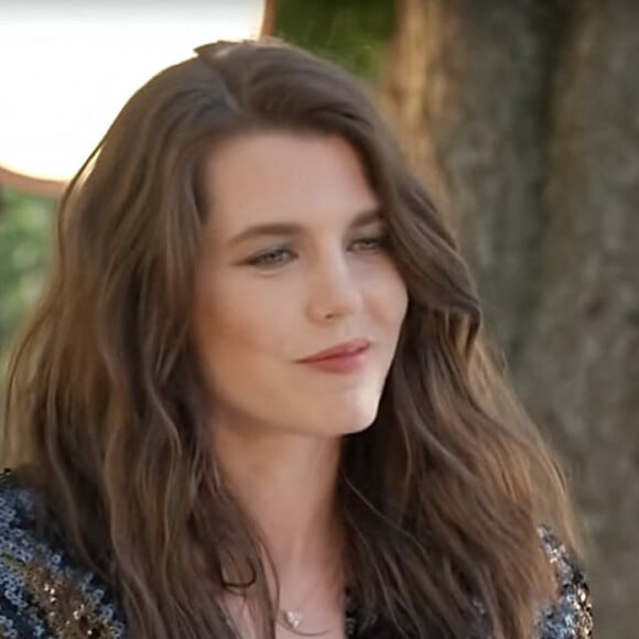 Charlotte Casiraghi, ambassadrice et porte-parole de la maison de haute-couture Chanel, est venue pousser la chansonnette en duo avec Sebastien Tellier sur le titre "Roche" à l'occasion du défilé CHANEL Cruise 2021/22.