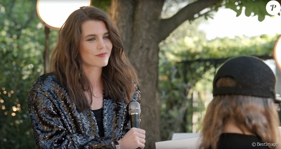 Charlotte Casiraghi, ambassadrice et porte-parole de la maison de haute-couture Chanel, est venue pousser la chansonnette en duo avec Sebastien Tellier sur le titre "Roche" à l'occasion du défilé CHANEL Cruise 2021/22.