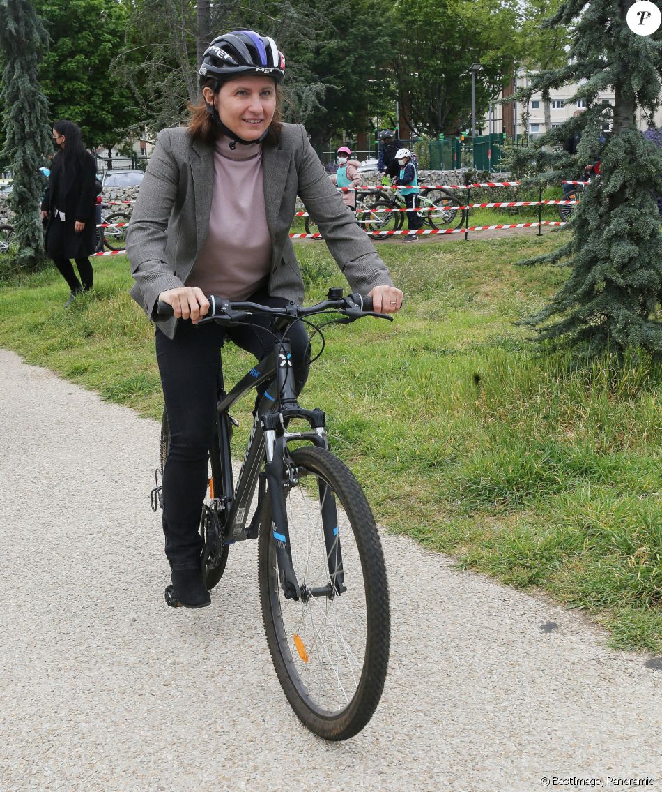 Roxana Maracineanu, ministre déléguée chargée des sports durant l'opération "Savoir rouler à vélo" à l'école Nelson Mandela à Poissy le 4 mai 2021. © Panoramic / Bestimage