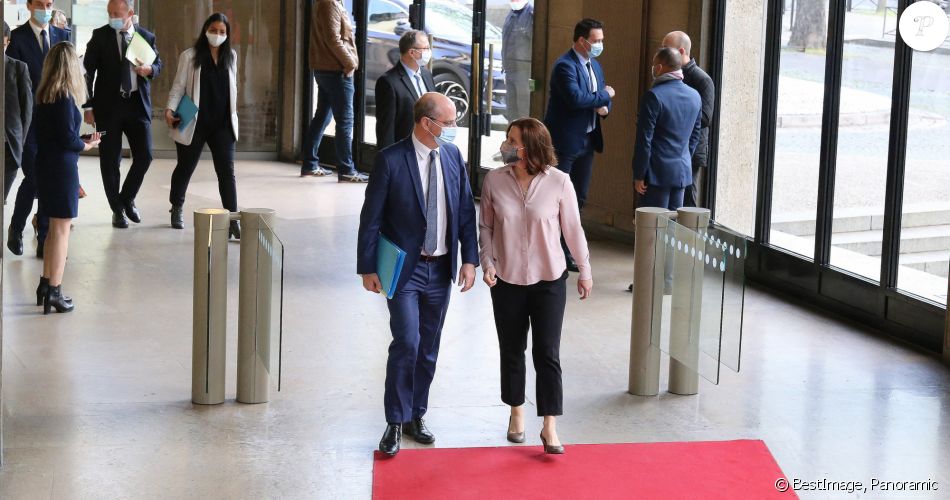 Jean-Michel Blanquer, ministre de l'Éducation, de la Jeunesse et des Sports et Roxana Maracineanu, ministre déléguée auprès du ministre de l'Education nationale, de la Jeunesse et des Sports, chargée des Sports lors de la 2ème convention nationale de prévention des violences dans le Sport au Conseil Economique Social et Environnemental à Paris, France, le 2 avril 2021. © Panoramic/Bestimage