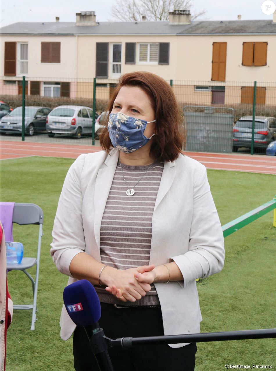 Déplacement de Roxana Maracineanu, ministre déléguée auprès du ministre de l'Éducation nationale, de la Jeunesse et des Sports, chargée des Sports et du ministre des Solidarités et de la Santé sur le sport-santé et l'activité physique à Epinay-sous-Sénart, France, le 22 mars 2021. © Panoramic/Bestimage
